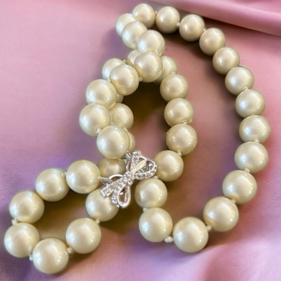 kate spade Jewelry - KATE SPADE Mini Skinny Bow Pearl Necklace (18”)